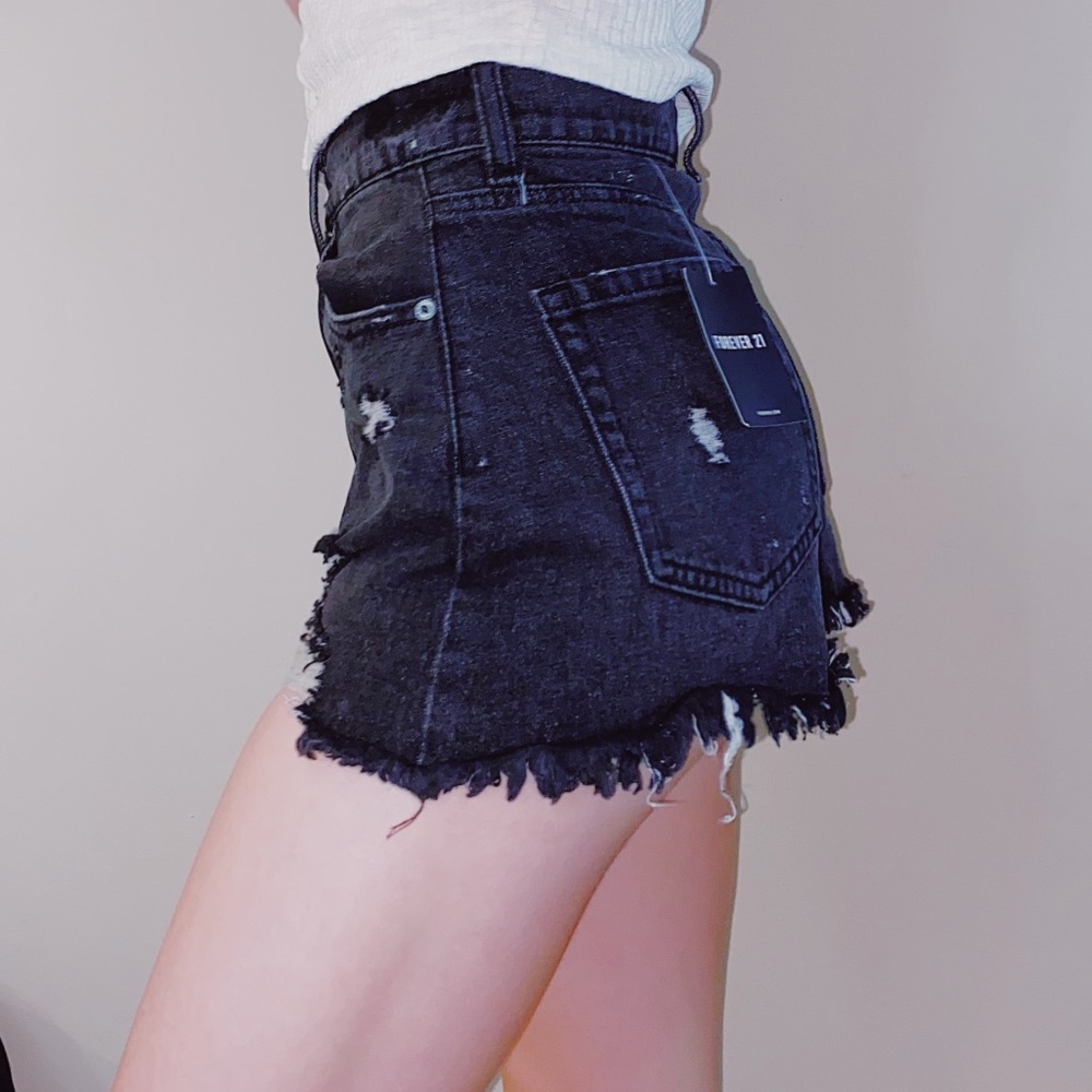 ✨Forever 21 denim ripped shorts✨